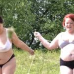 Dicke Frauen machen Strip beim Seilspringen